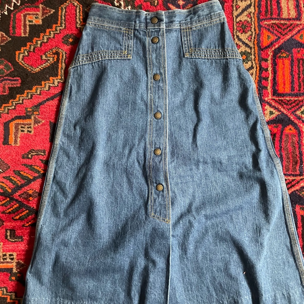 70’s/80’s vibes Cottage Core denim skirt snaps up front with contrast stitching